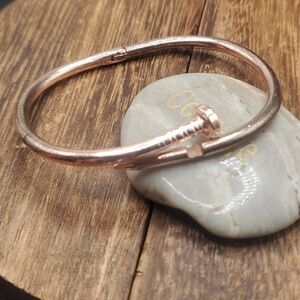 B2922 nail‎ rose gold tone hinge bracelet